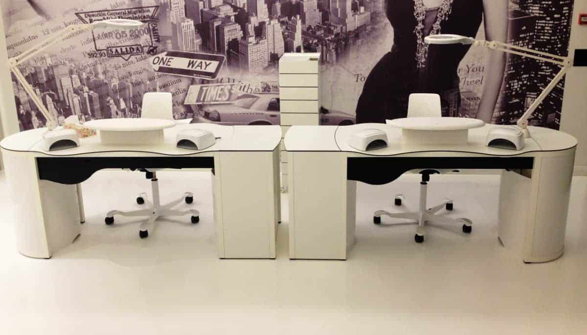 Table d'ongleries PrakTisch dans le studio de manucure avec aspiration pour studios de manucure