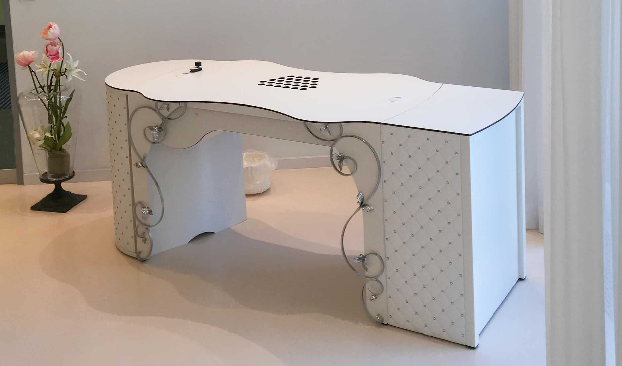 Tavolo per manicure RomanTisch con pannello frontale Baroque e cassettiere con pannello frontale in pelle sintetica e rivetti in vetro
